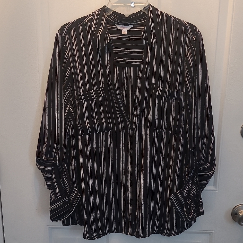 Striped Black and White Women's Top. Size XL. It has two pockets on the front.